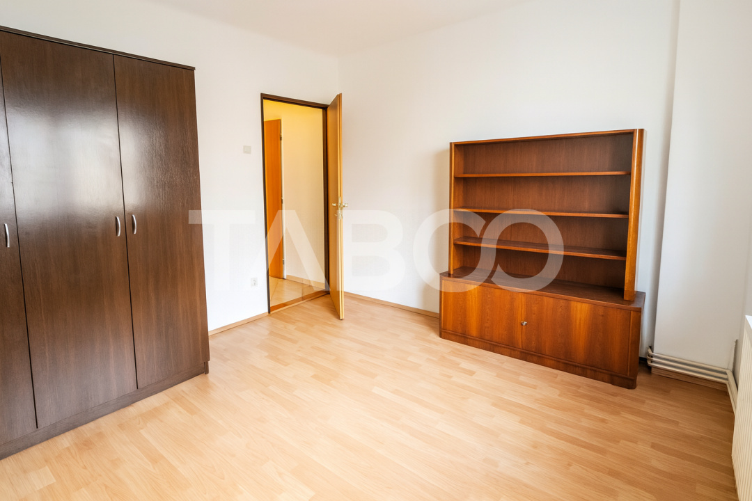 2 camere de vanzare la etajul 1 - Apartament decomandat cu pivnita