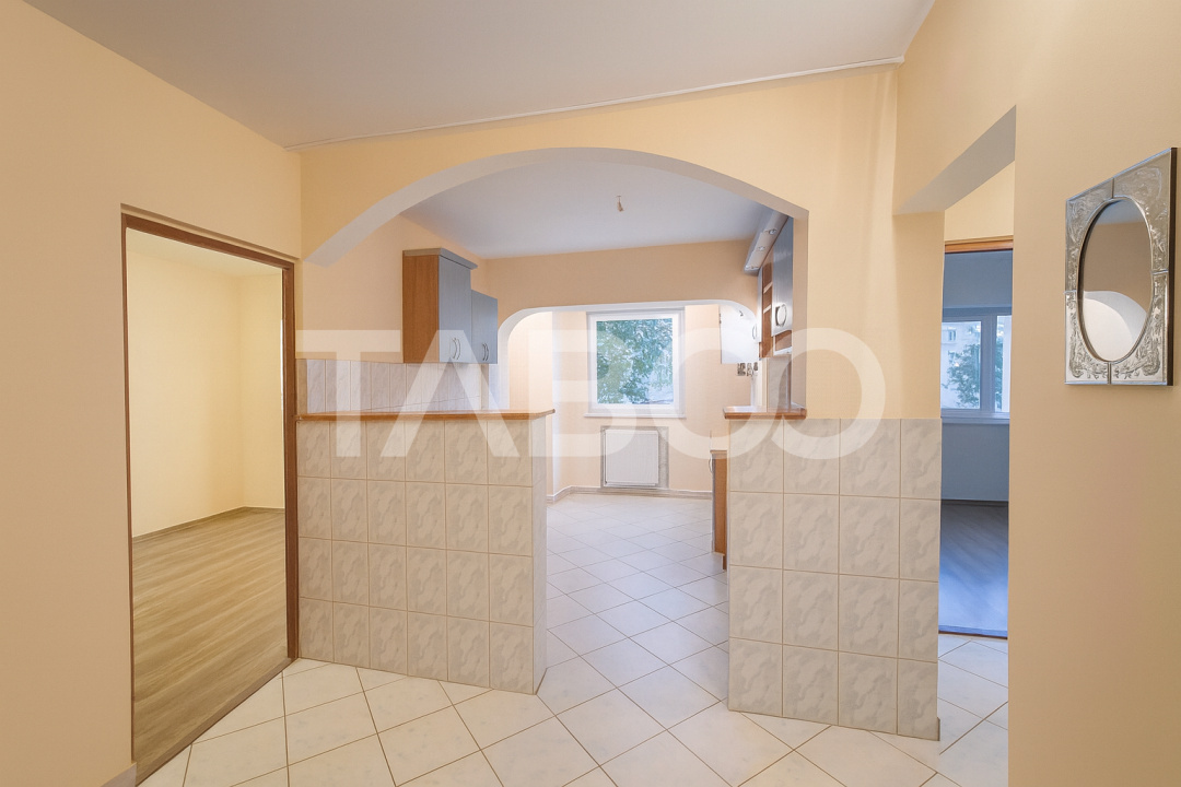 2 camere de vanzare la etajul 1 - Apartament decomandat cu pivnita