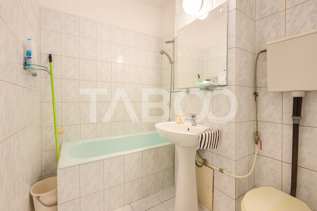 2 camere de vanzare la etajul 1 - Apartament decomandat cu pivnita