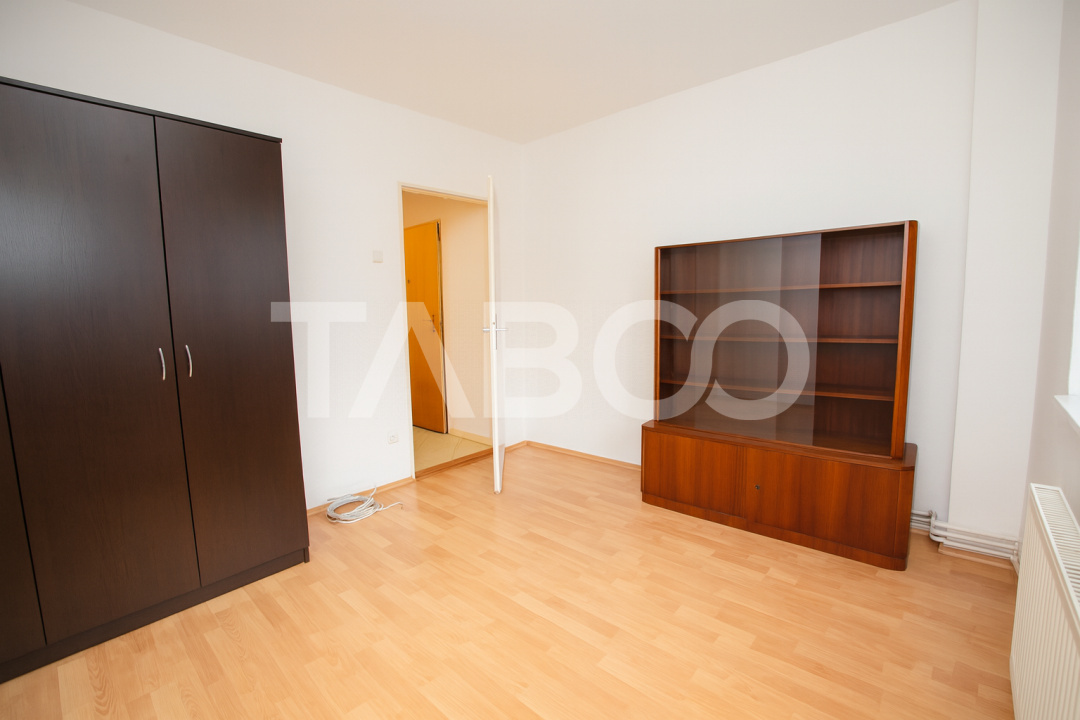 2 camere de vanzare la etajul 1 - Apartament decomandat cu pivnita