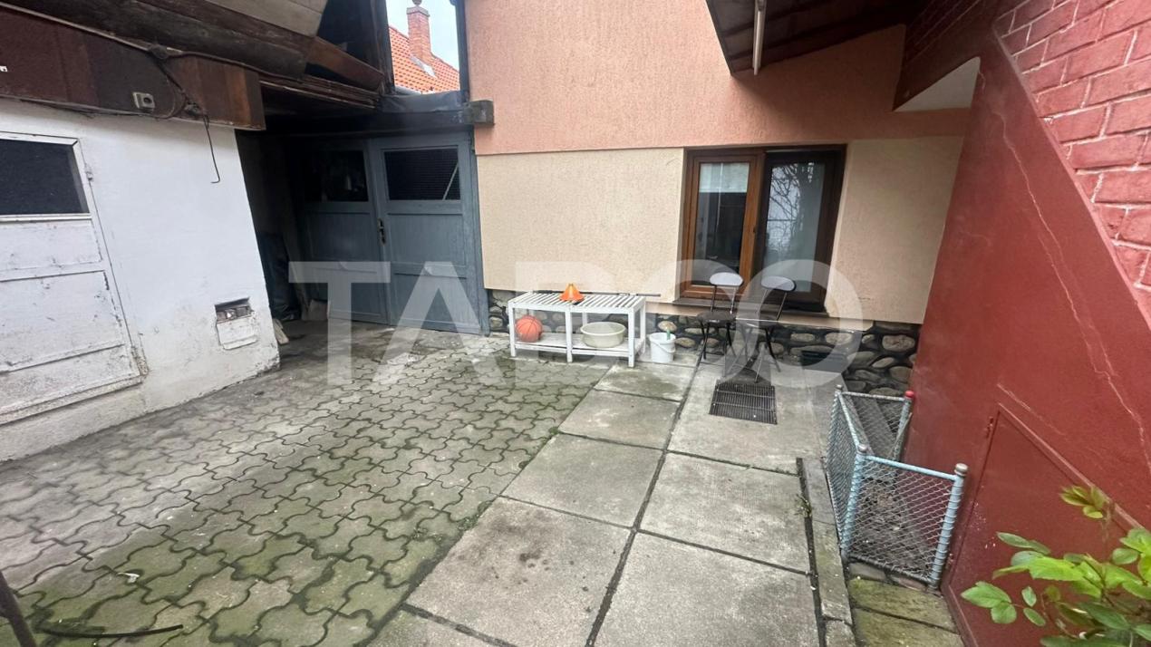 Apartament 105 mpu cu curte  la casa 3 camere zona Tiglari Sibiu 
