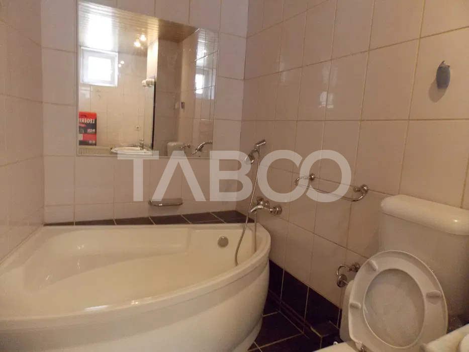 Apartament 2 camere cu balcon decomandat de inchiriat zona Strand
