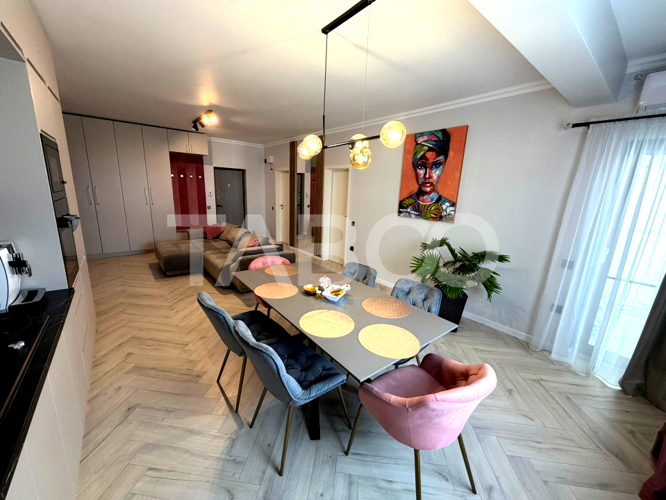 Apartament 2 camere de lux  la cheie cu balcon si paracre privata 