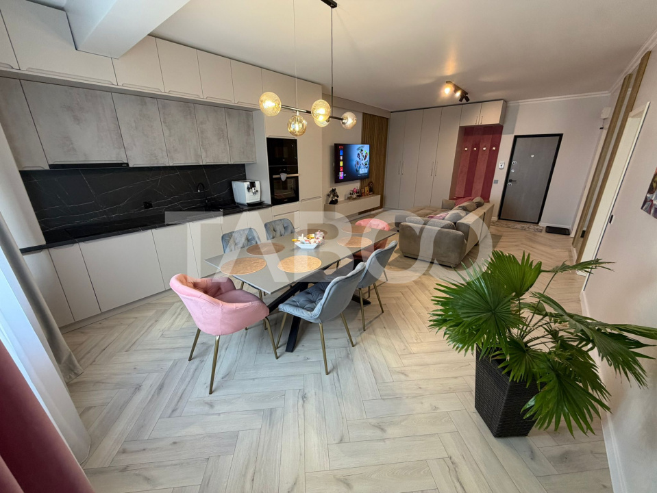 Apartament 2 camere de lux  la cheie cu balcon si paracre privata 