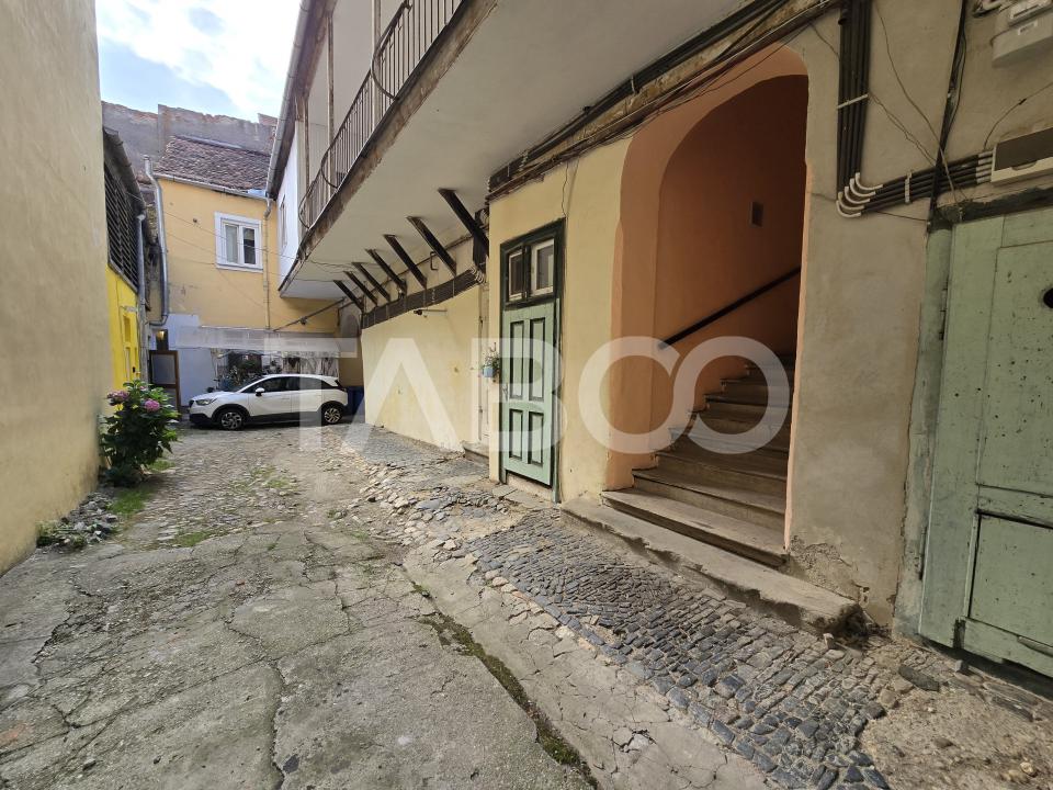Apartament 2 camere de vanzare 2 pivnite garaj Centrul Istoric Sibiu