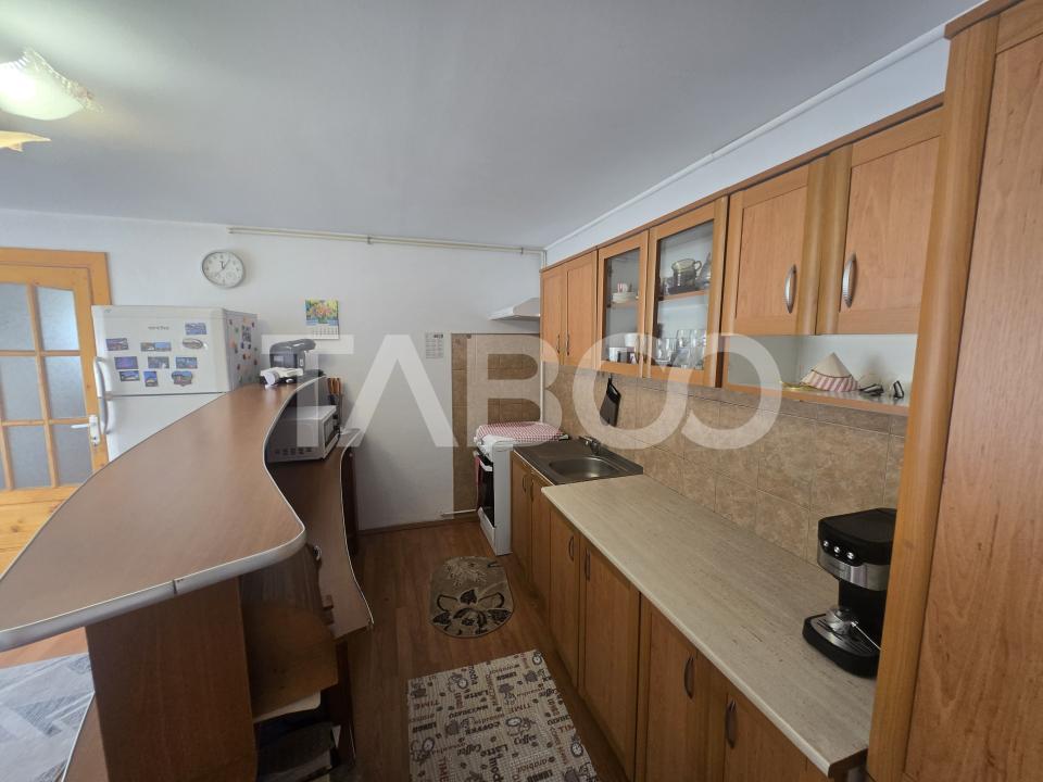 Apartament 2 camere de vanzare la casa 77mp curte si pivnita Sub Arini