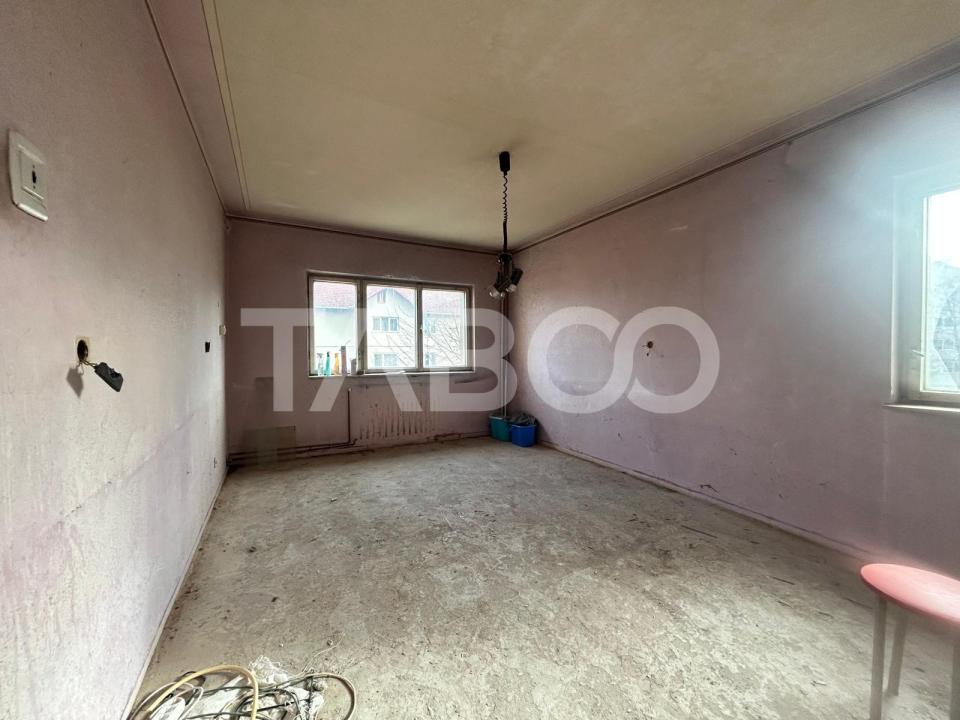 Apartament 2 camere decomandat cu pivnita si balcon zona Valea Aurie