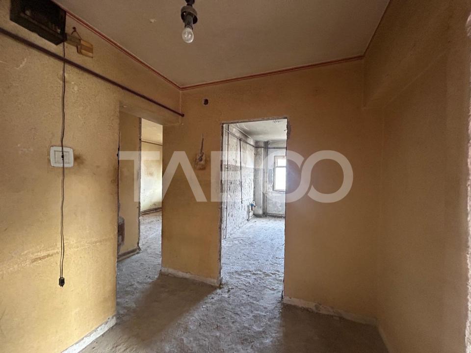 Apartament 2 camere decomandat cu pivnita si balcon zona Valea Aurie