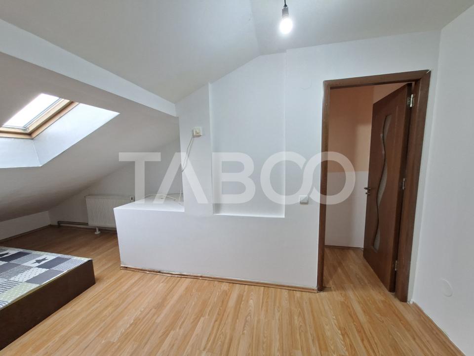Apartament 2 camere la mansarda renovat de vanzare zona Ipas din Sibiu