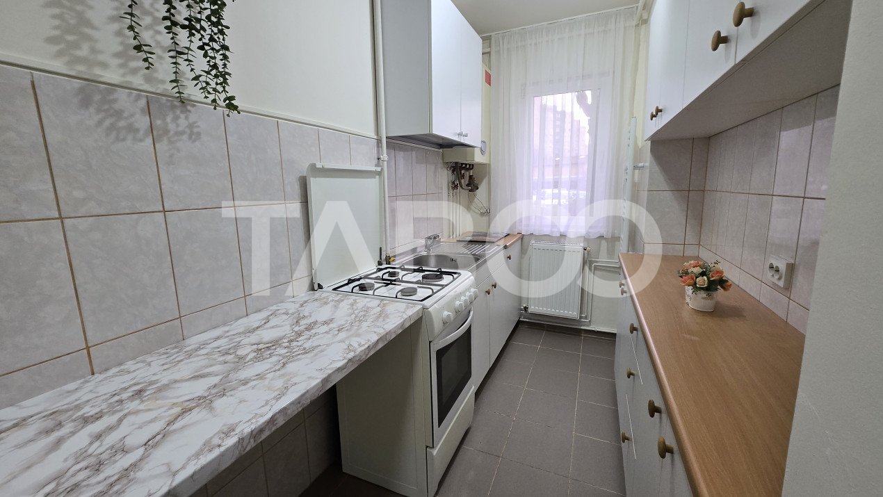 Apartament 2 camere la parter pretabil spatiu comercial de vanzare