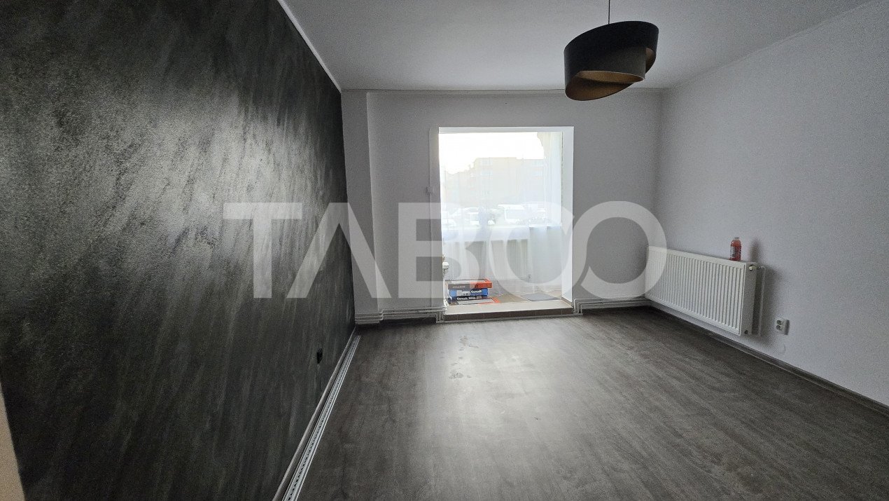 Apartament 2 camere la parter pretabil spatiu comercial de vanzare