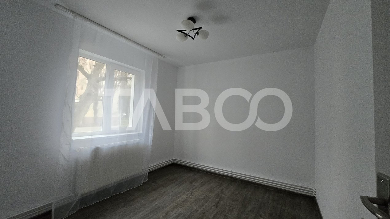 Apartament 2 camere la parter pretabil spatiu comercial de vanzare