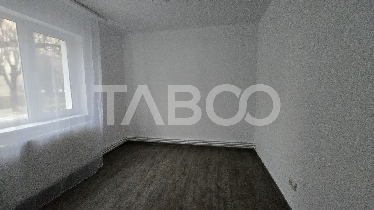 Apartament 2 camere la parter pretabil spatiu comercial de vanzare