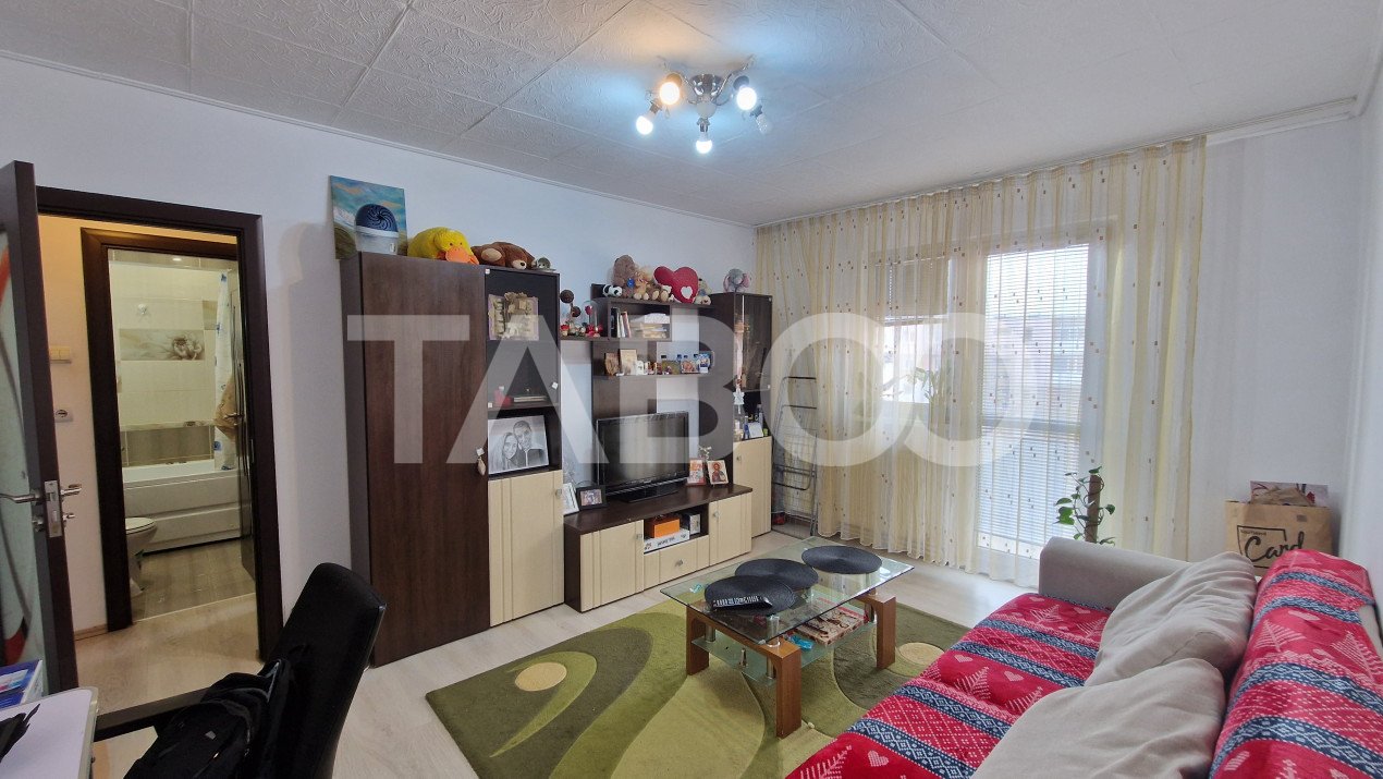Apartament 2 camere pivinita si balcon de vanzare in Vasile Aaron