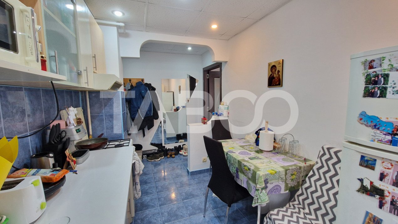 Apartament 2 camere pivinita si balcon de vanzare in Vasile Aaron