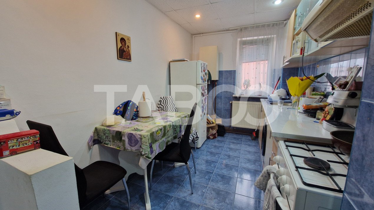 Apartament 2 camere pivinita si balcon de vanzare in Vasile Aaron