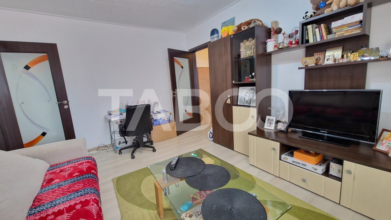 Apartament 2 camere pivinita si balcon de vanzare in Vasile Aaron