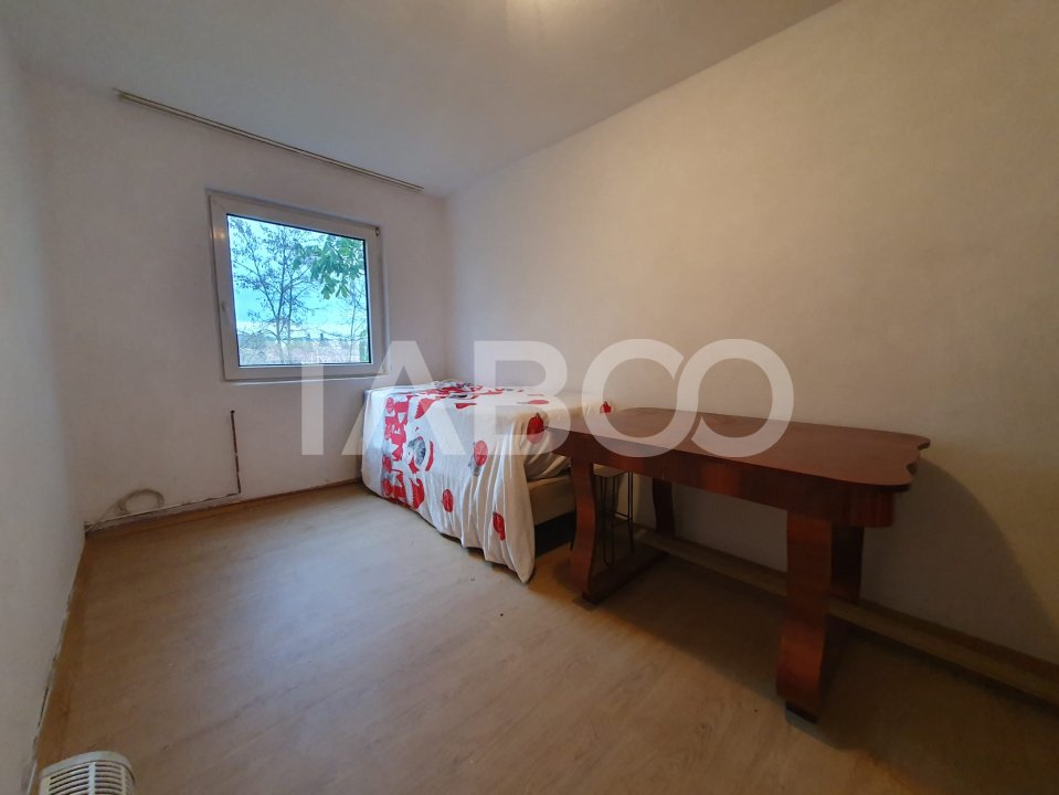 Apartament 2 camere semidecomandat 40 mp utili + 3 mp balcon etaj 2 in Fagaras - Narciselor
