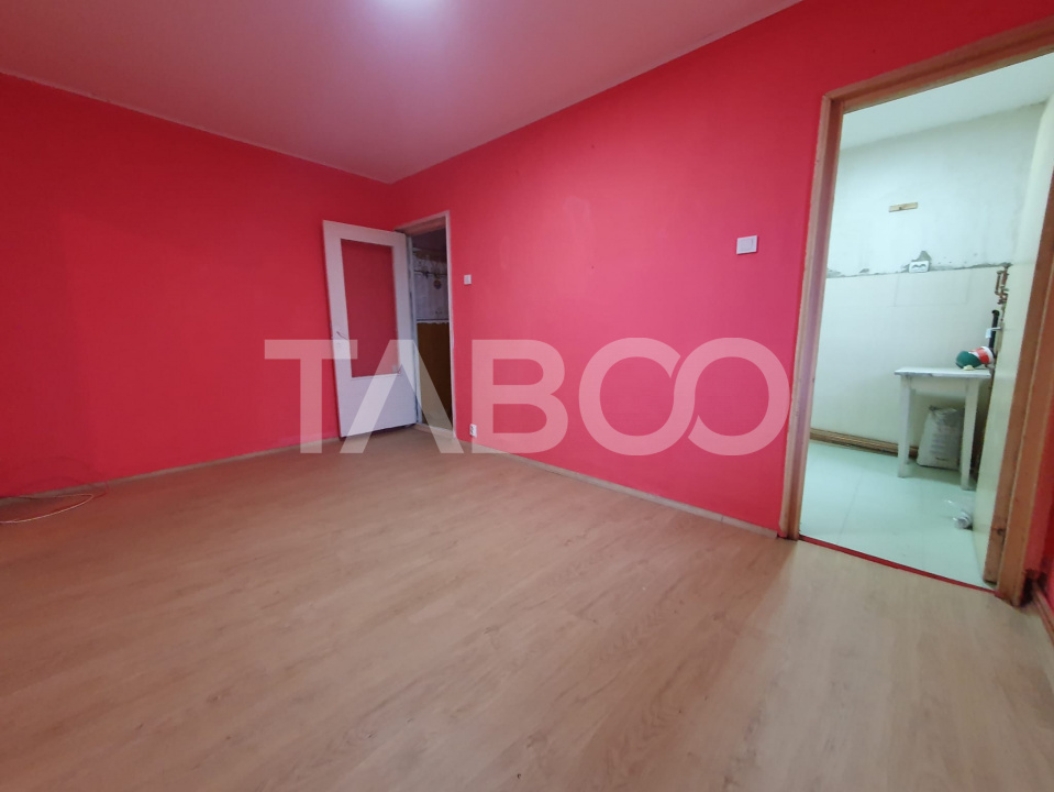 Apartament 2 camere semidecomandat 40 mp utili + 3 mp balcon etaj 2