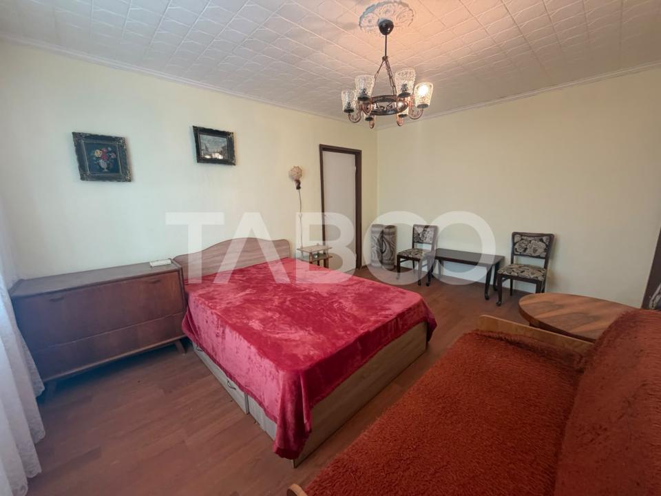 Apartament 2 camere semidecomandat 40 mp utili + balcon 5 mp etaj 2