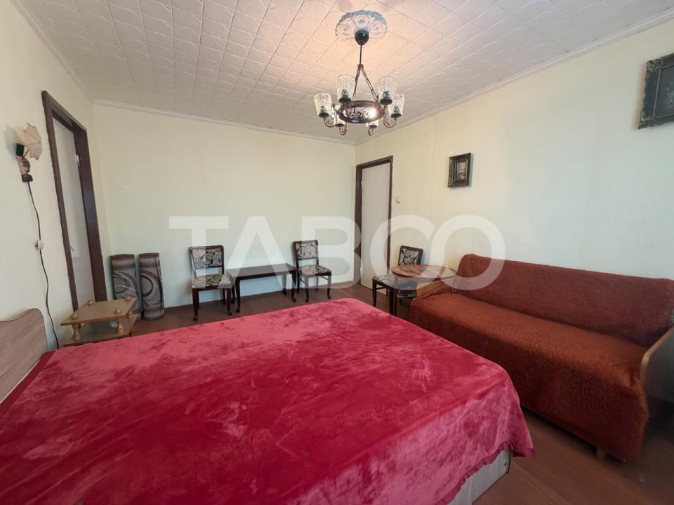 Apartament 2 camere semidecomandat 40 mp utili + balcon 5 mp etaj 2