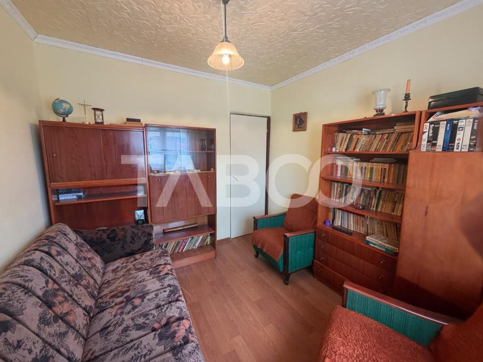 Apartament 2 camere semidecomandat 40 mp utili + balcon 5 mp etaj 2