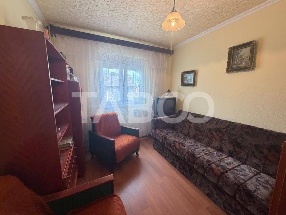 Apartament 2 camere semidecomandat 40 mp utili + balcon 5 mp etaj 2