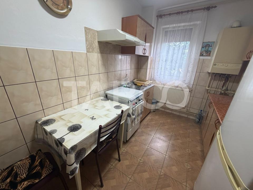 Apartament 2 camere semidecomandat 40 mp utili + balcon 5 mp etaj 2