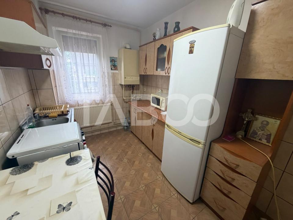 Apartament 2 camere semidecomandat 40 mp utili + balcon 5 mp etaj 2