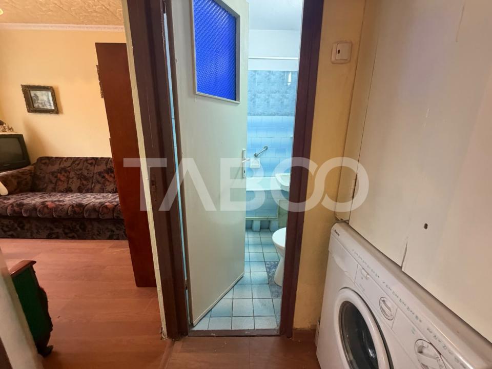 Apartament 2 camere semidecomandat 40 mp utili + balcon 5 mp etaj 2