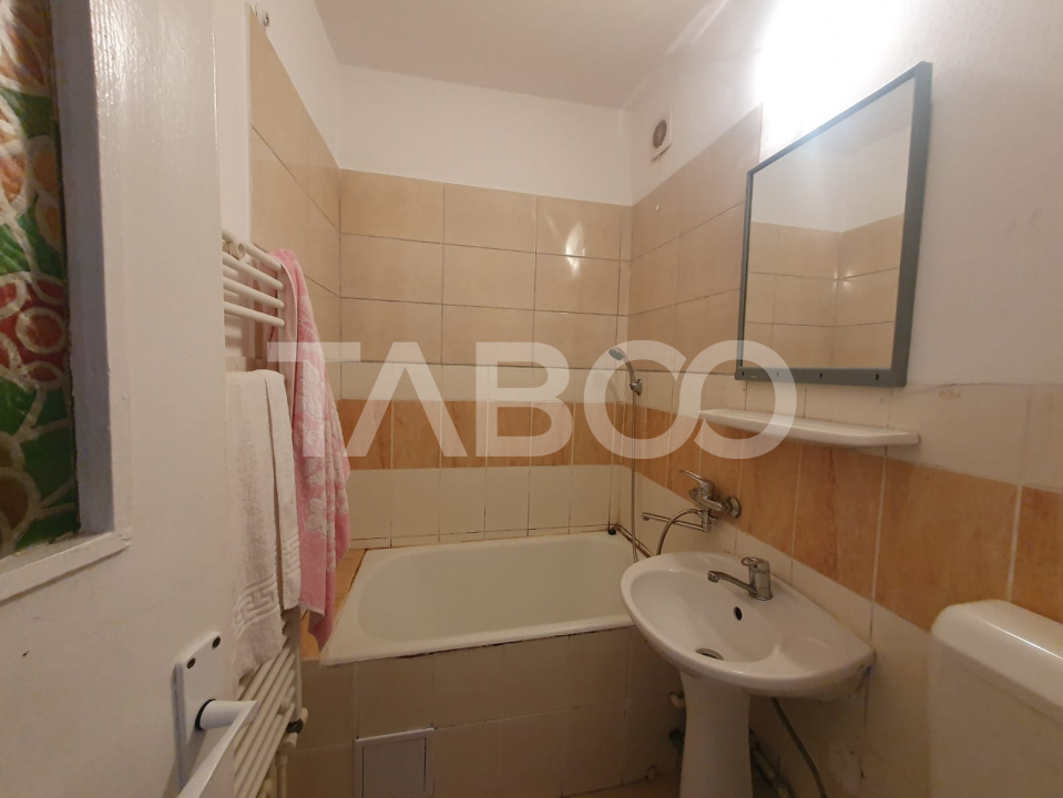 Apartament 2 camere semidecomandat etaj 1 suprafata 44mp + balcon 3mp 