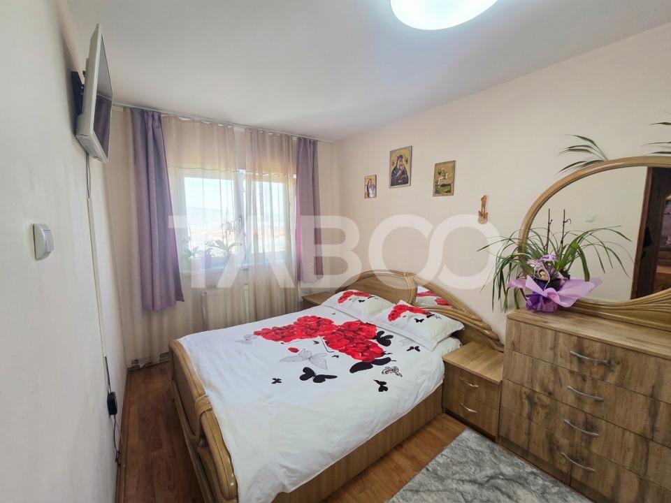Apartament 3 camere 2 bai 64 mpu bloc cu lift in zona Vasile Aaron