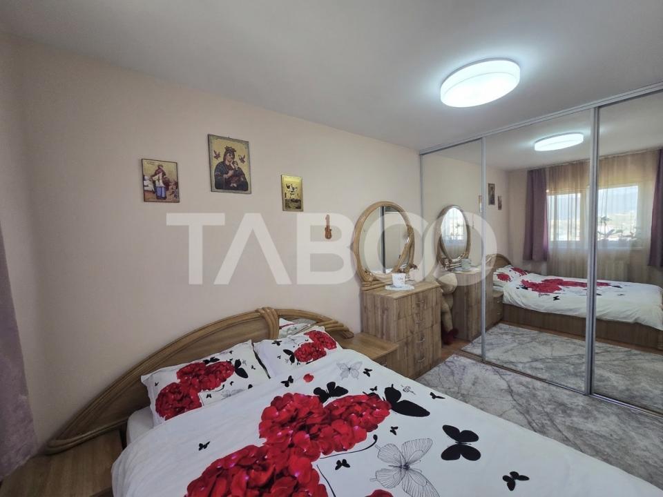Apartament 3 camere 2 bai 64 mpu bloc cu lift in zona Vasile Aaron