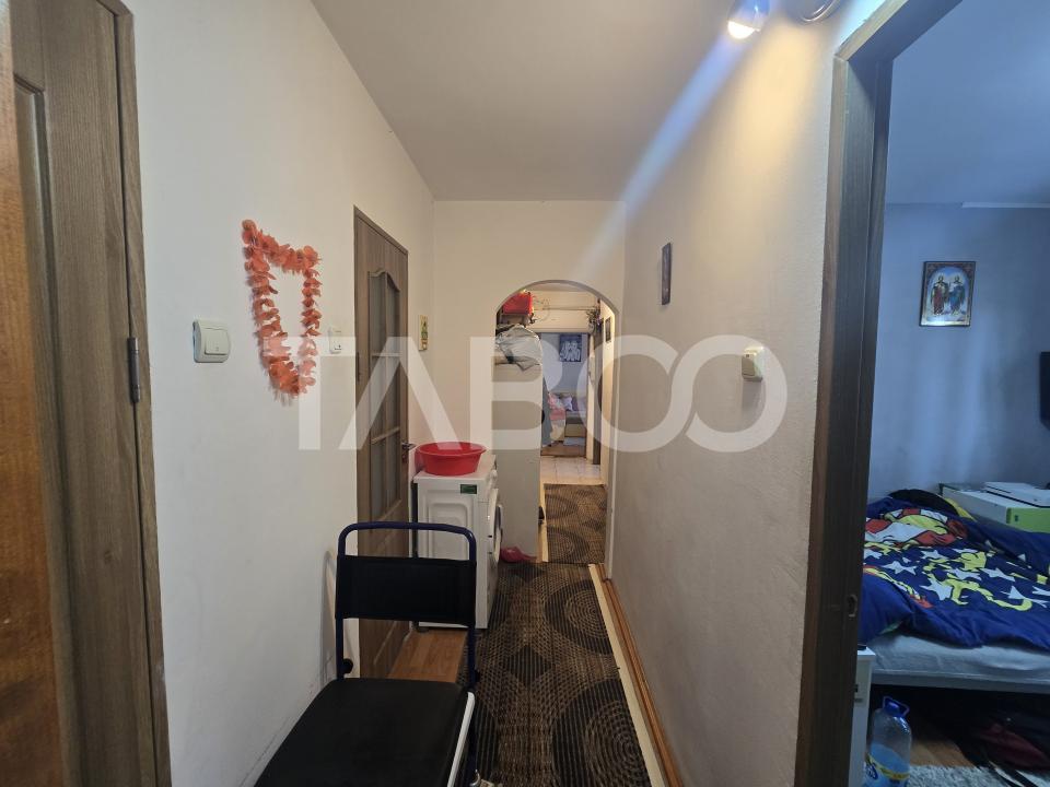 Apartament 3 camere 2 bai 64 mpu bloc cu lift in zona Vasile Aaron