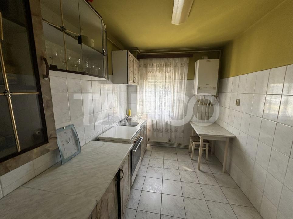 Apartament  3 camere 50 mp utili +4mp balcon utili zona Mihai Viteazul