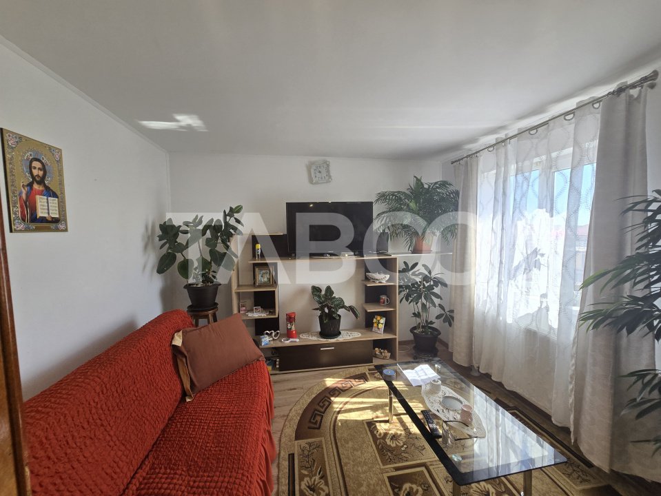 Apartament 3 camere 52 mpu balcon 3 m zona Valea Aurie