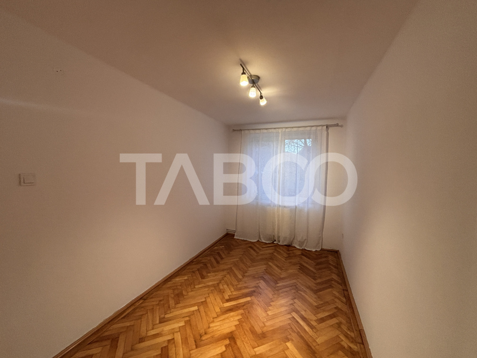 Apartament 3 camere 54mpu etaj 1 balcon zona Centrala Sibiu