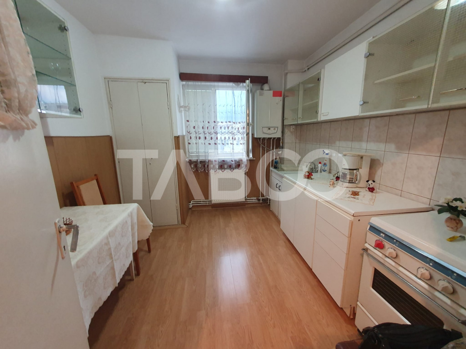 Apartament 3 camere 76 mp utili cu balcon 4 mp zona Tudor Vladimirescu