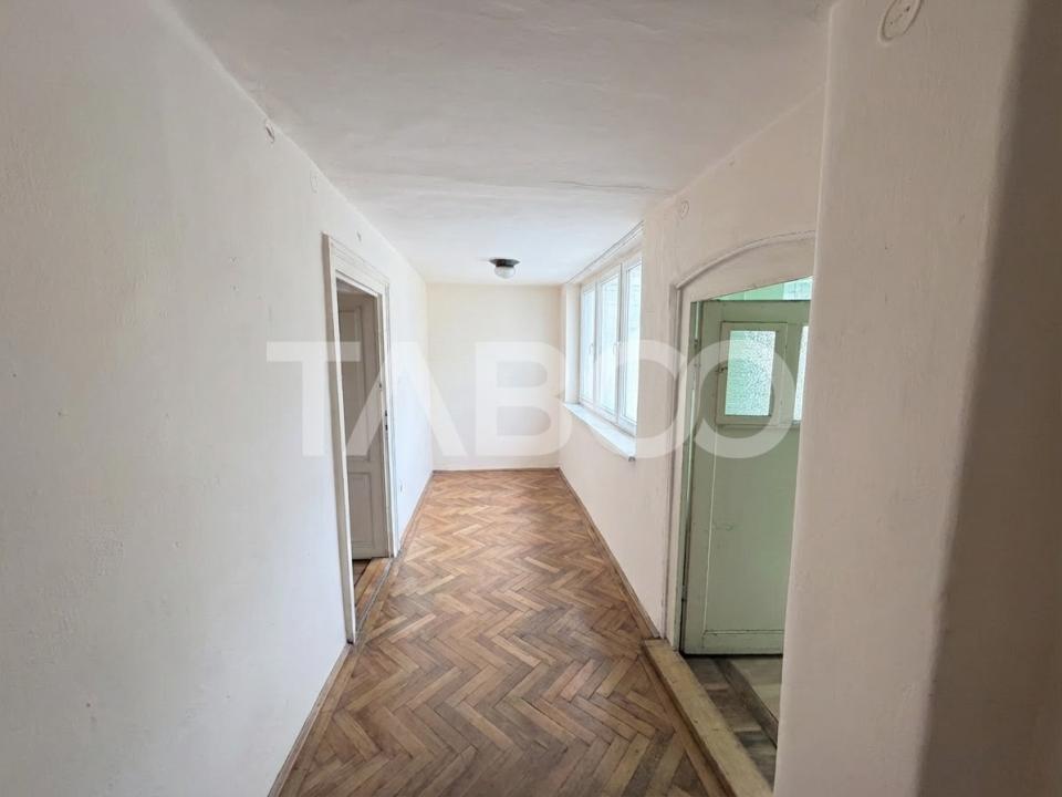 Apartament 3 camere 78 mp utili acces auto in curte Strada Dealului 