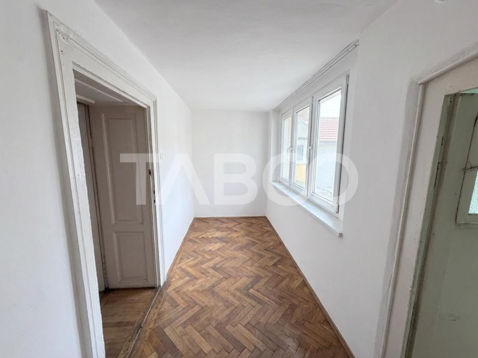 Apartament 3 camere 78 mp utili acces auto in curte Strada Dealului 