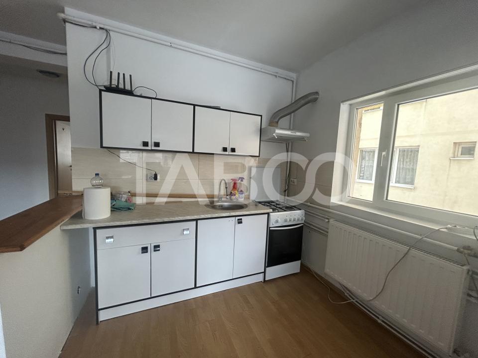 Apartament 3 camere balcon de inchiriat decomandat 80 mpu zona Central