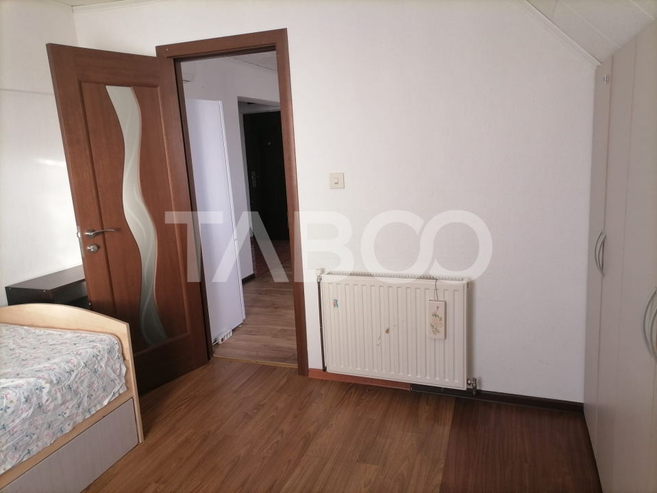 Apartament 3 camere balcon in zona Trei Stejari 