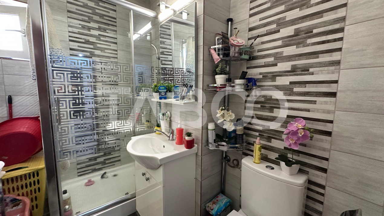 Apartament 3 camere cu balcon pivnita zona Vasile Aaron Sibiu
