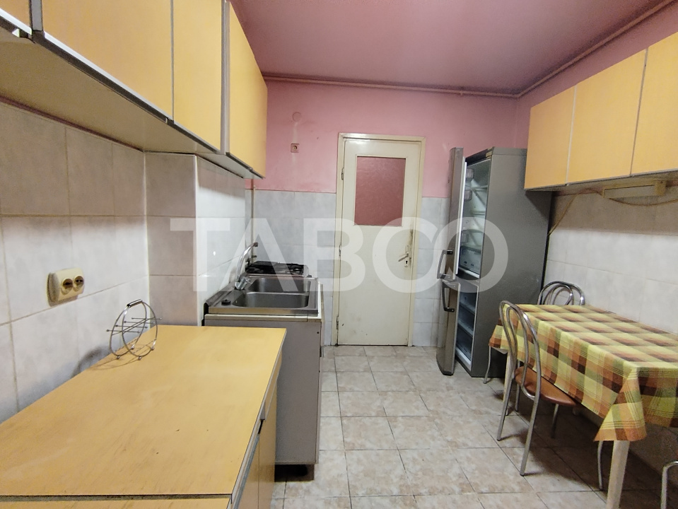 Apartament 3 camere de inchiriat etaj intermediar mobilat utilat