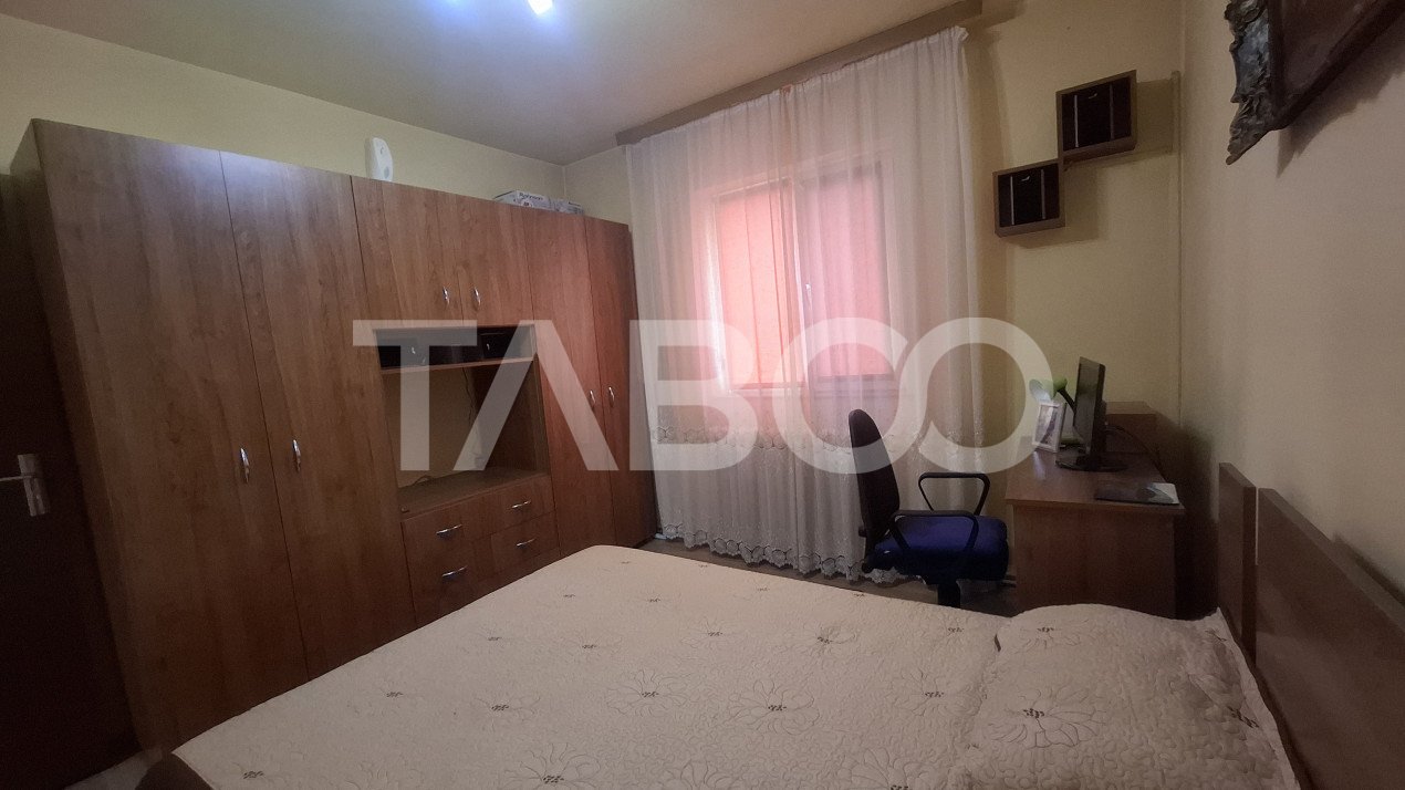 Apartament 3 camere de vanzare decomandat 50 mp zona Vasile Aaron