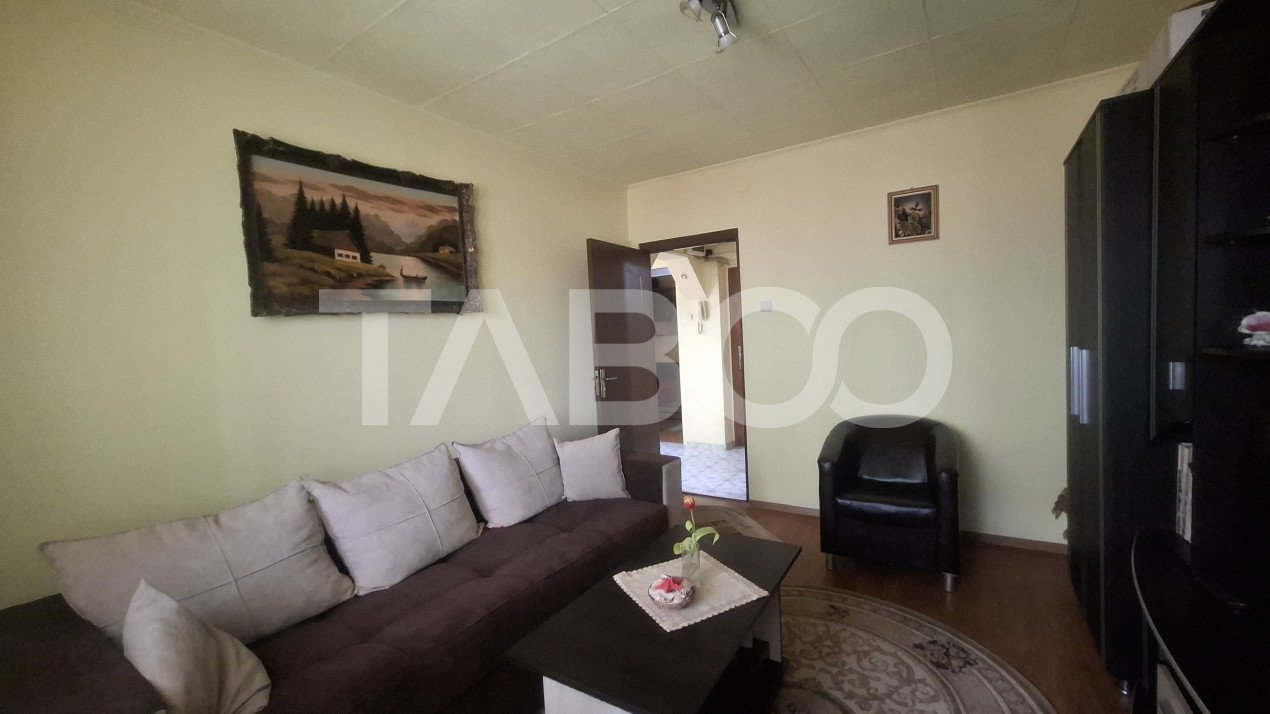 Apartament 3 camere de vanzare decomandat 50 mp zona Vasile Aaron