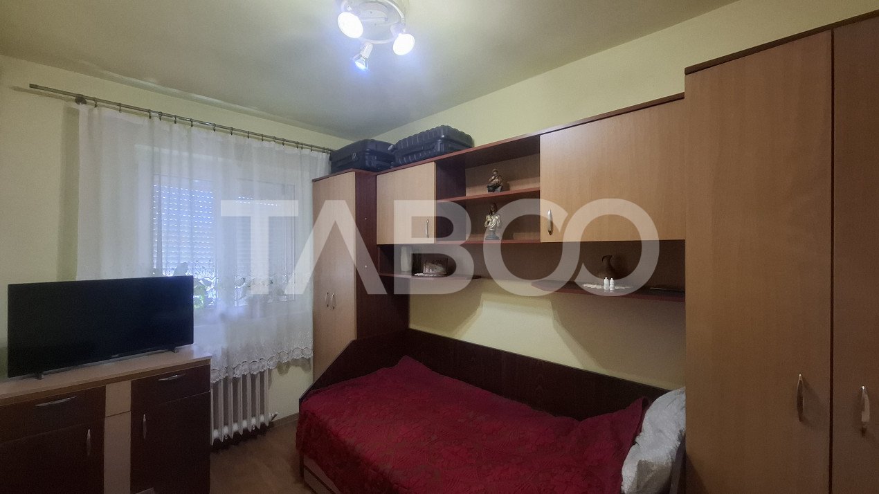Apartament 3 camere de vanzare decomandat 50 mp zona Vasile Aaron