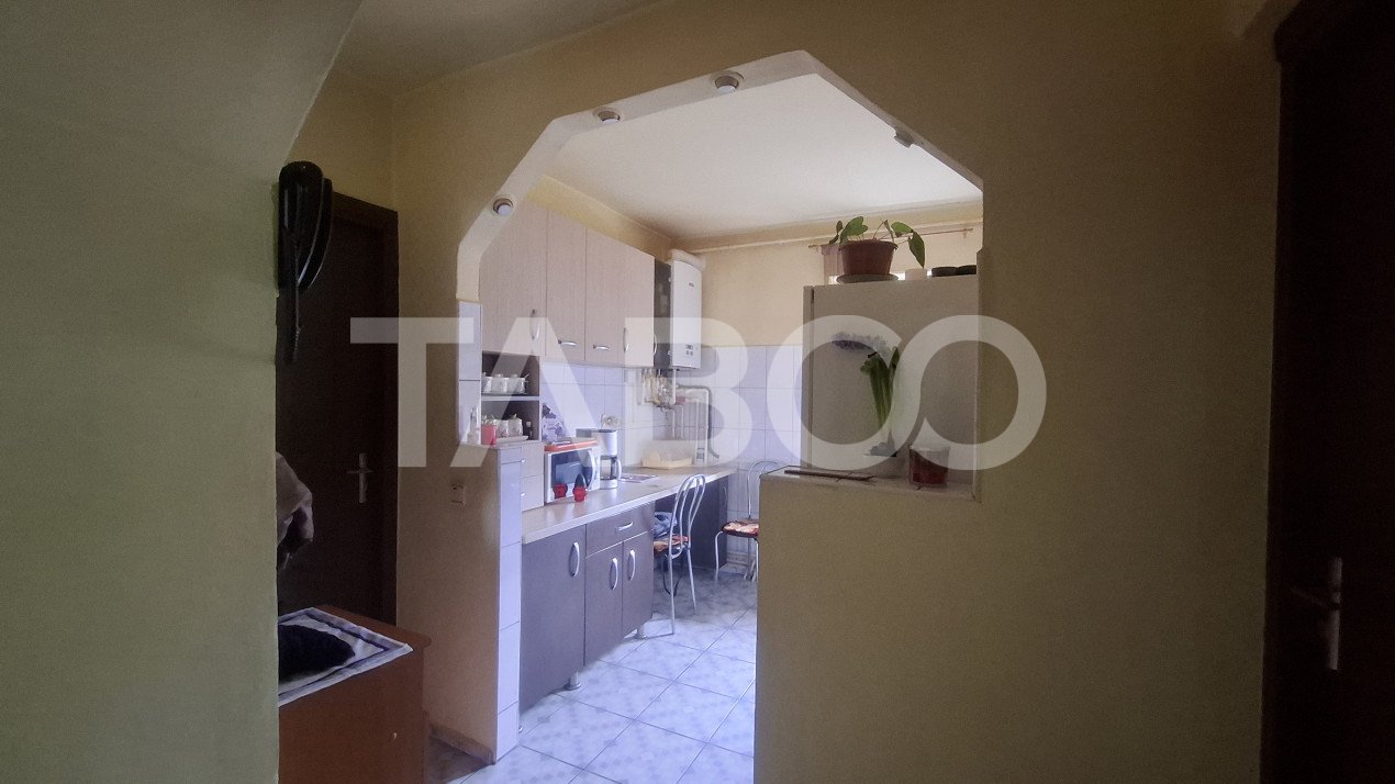 Apartament 3 camere de vanzare decomandat 50 mp zona Vasile Aaron