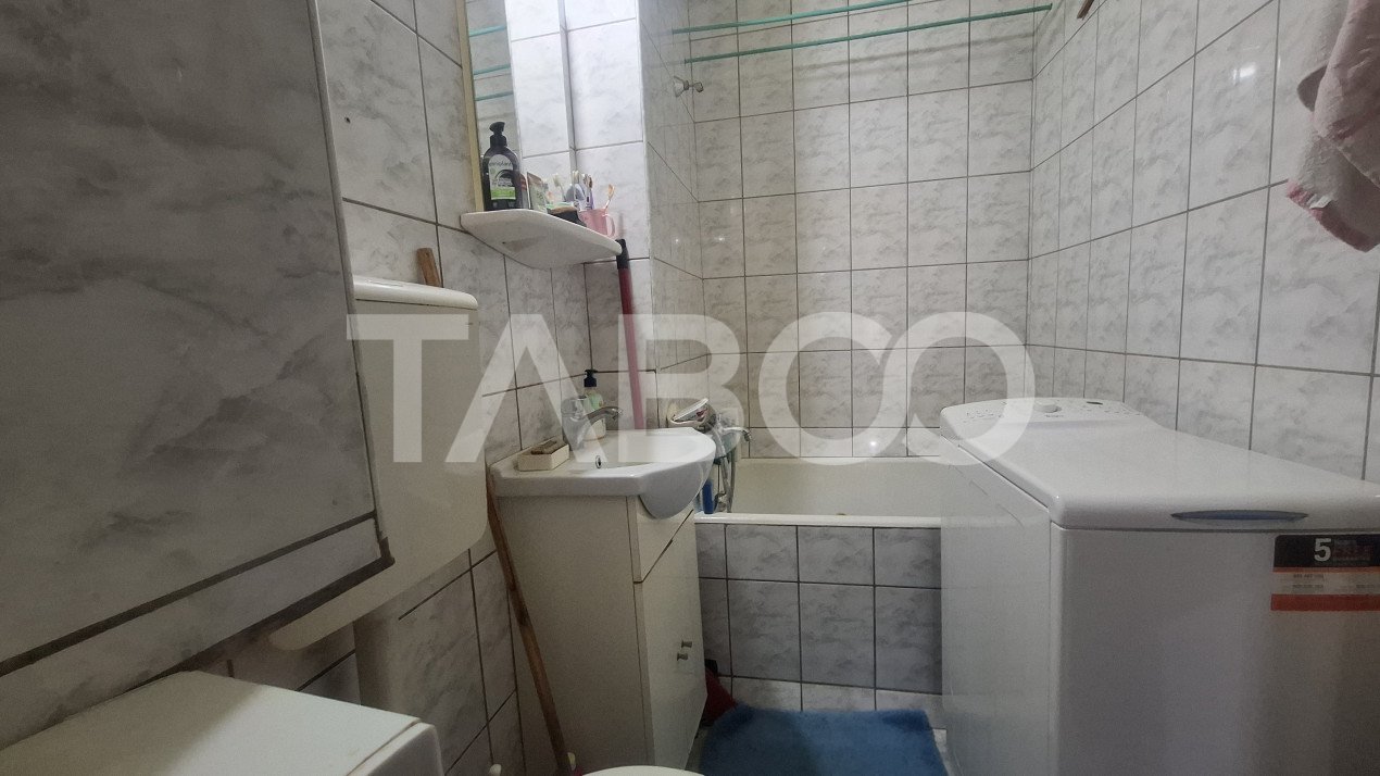 Apartament 3 camere de vanzare decomandat 50 mp zona Vasile Aaron