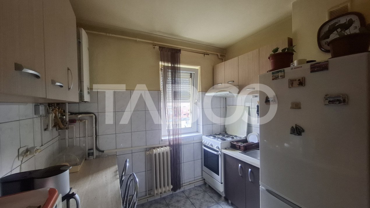 Apartament 3 camere de vanzare decomandat 50 mp zona Vasile Aaron